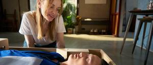 So sieht Zukunft aus. Mila (Friederike Kempter) bestellt sich in „Tender Hearts“ einen Androiden (Madieu Ulbrich). 