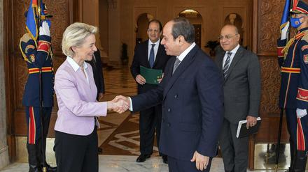 Ägyptischer Präsident Abdel Fattah al-Sisi (m.) und EU-Kommissionsleiterin Ursula von der Leyen in Kairo