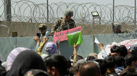Während der Evakuierung westlicher Diplomaten und Helfer spielten sich am Flughafen Kabul im vergangenen Sommer chaotische Szenen ab. Was die deutsche Politik dazu beitrug, soll nun aufgearbeitet werden.