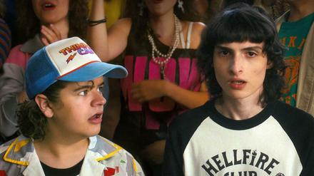 Wo läuft denn...die Serie "Stranger Things" mit Gaten Matarazzo (links) als Dustin Henderson und Finn Wolfhard als Mike Wheeler?