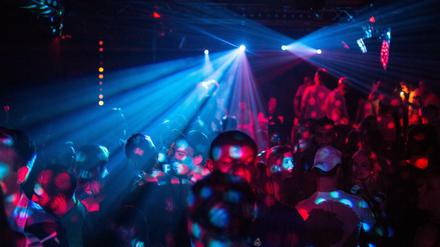 Menschen feiern auf dem RAW-Gelände in Berlin im Club Cassiopeia. 