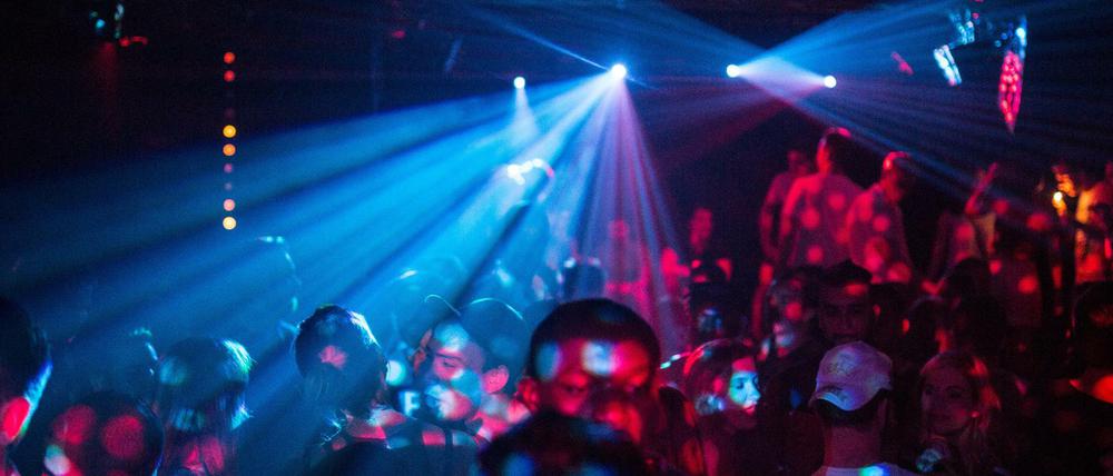 Menschen feiern auf dem RAW-Gelände in Berlin im Club Cassiopeia. 