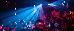 Menschen feiern auf dem RAW-Gelände in Berlin im Club Cassiopeia. 