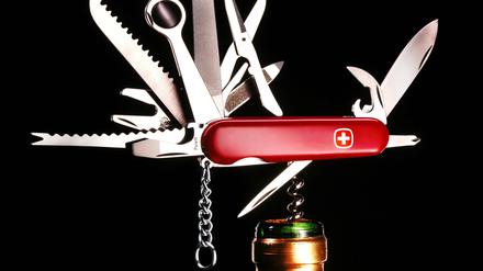 Das Topmodell „Swiss Champion“ vereint 33 Funktionen, besteht aus 64 Einzelteilen und durchläuft bis zu seiner Fertigstellung 450 Arbeitsschritte.