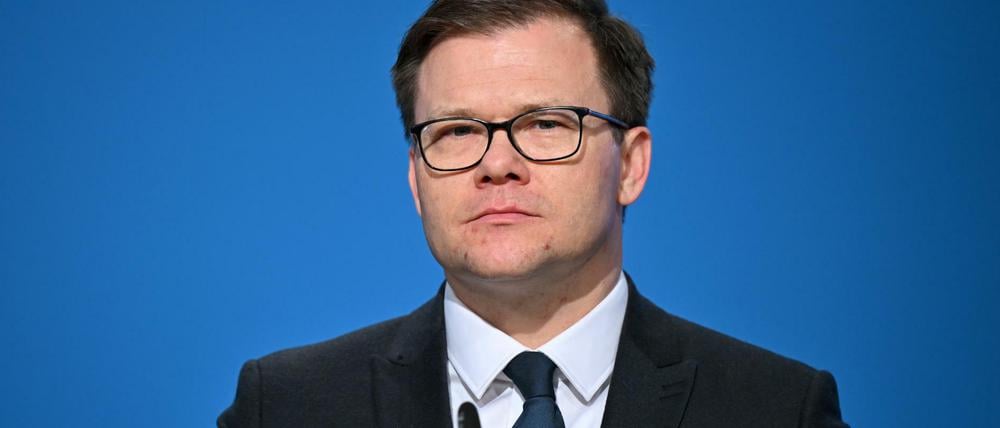 Carsten Schneider (SPD), Staatsminister und Beauftragter der Bundesregierung für Ostdeutschland, während einer Pressekonferenz.
