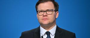 Carsten Schneider (SPD), Staatsminister und Beauftragter der Bundesregierung für Ostdeutschland, während einer Pressekonferenz.