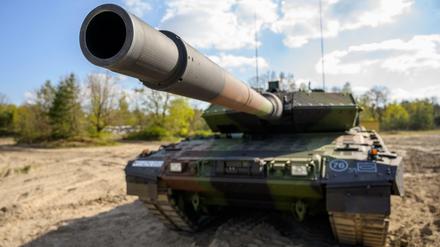 Ein Kampfpanzer der Bundeswehr vom Typ Leopard 2 (Archivbild) 