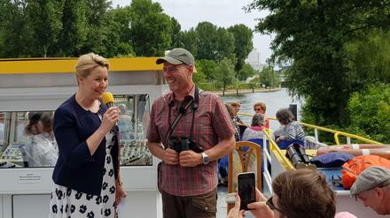 Franziska Giffey und Derk Ehlert auf Schiffstour am Langen Tag der Stadtnatur.