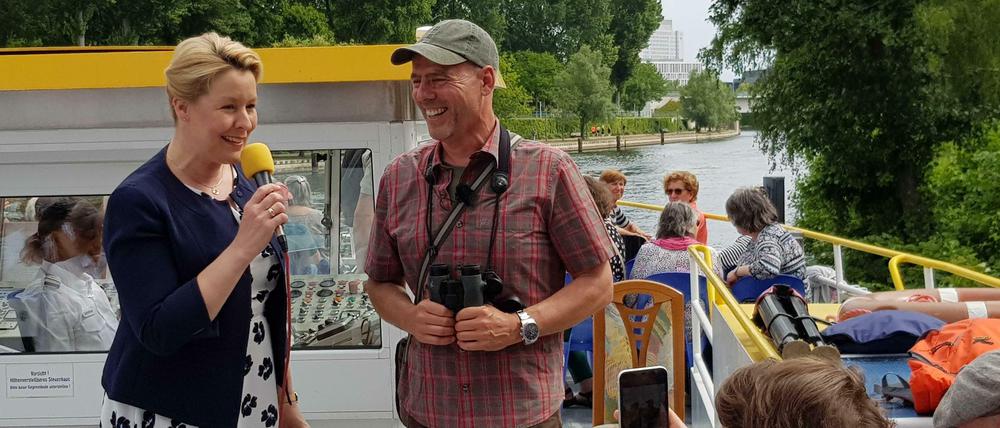 Franziska Giffey und Derk Ehlert auf Schiffstour am Langen Tag der Stadtnatur.