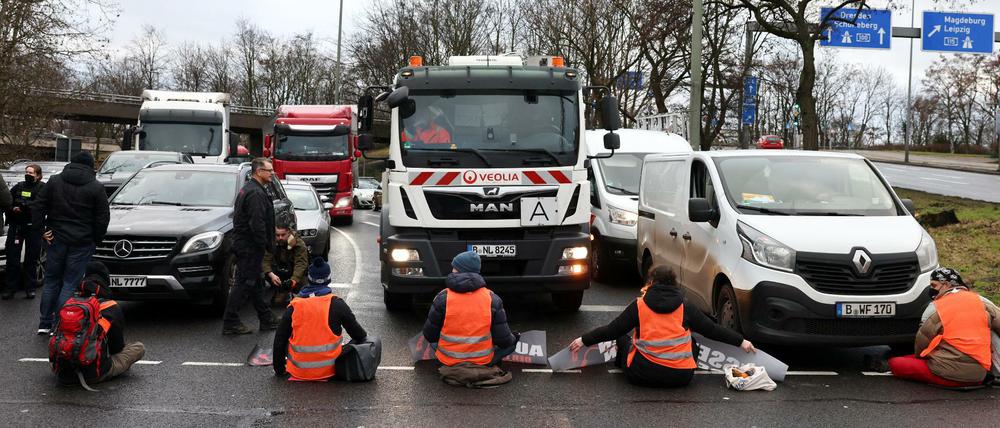 Aktivisten der Gruppe "Letzte Generation" hatten im vergangenen Februar in Berlin unter anderem eine Stadtautobahn blockiert.