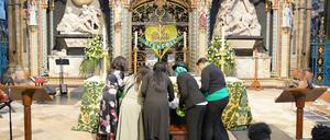 Gäste stehen am Altar in der Westminster Abbey im Rahmen einer Gedenkveranstaltung anlässlich des 5. Jahrestag der Grenfell-Brandkatastrophe.