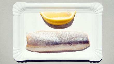 Leckerer Snack: Matjes enthält viel Fett und gesunde Fettsäuren.
