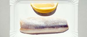 Leckerer Snack: Matjes enthält viel Fett und gesunde Fettsäuren.