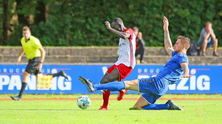 Greifswalds Peterson Appiah (li.) im Zweikampf mit Lenny Stein.