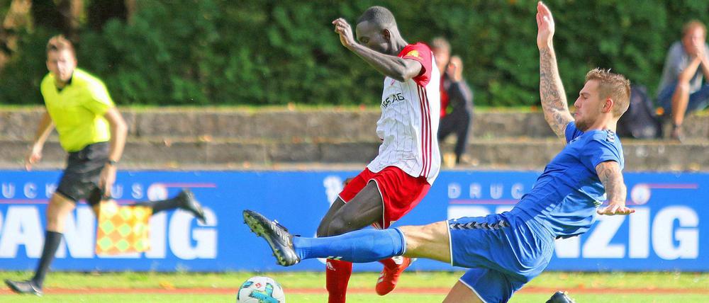 Greifswalds Peterson Appiah (li.) im Zweikampf mit Lenny Stein.