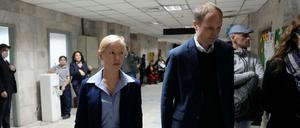 Die Mutter eines der nach Paraguay gebrachten Mädchen und der Anwalt der Mutter.