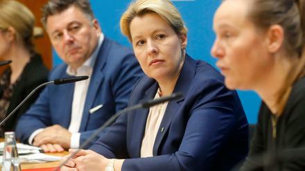 Bausenator Andreas Geisel und Regierende Bürgermeisterin Franziska Giffey in der Pressekonferenz nach der Sitzung des Berliner Senat. 