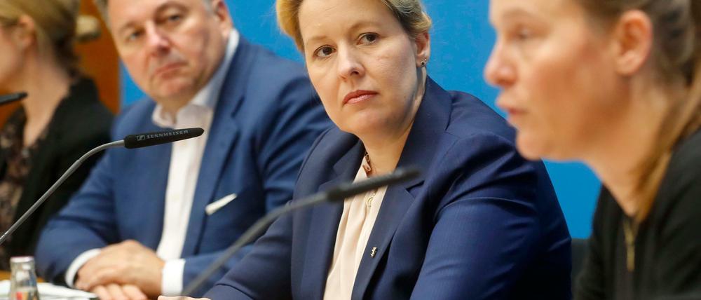 Bausenator Andreas Geisel und Regierende Bürgermeisterin Franziska Giffey in der Pressekonferenz nach der Sitzung des Berliner Senat. 