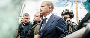 Bundeskanzler Olaf Scholz bei einem Besuch in Irpin im Großraum Kiew.