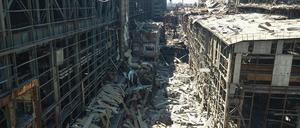 Dieses vom russischen Verteidigungsministerium am 13.06. veröffentlichte Foto zeigt das Stahlwerk Asovstal in Mariupol.