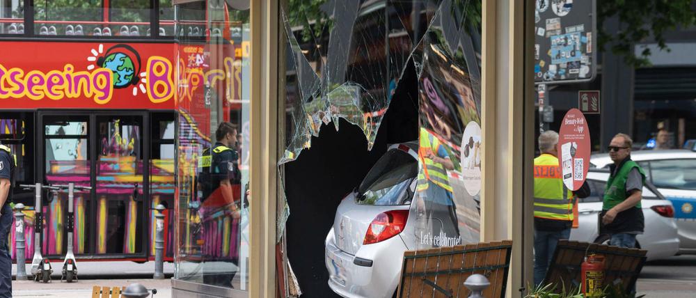 Der Amokfahrer raste schließlich in einen Laden in der Marburger Straße Ecke Tauentzienstraße in Berlin-Charlottenburg.
