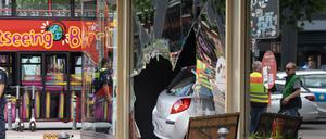Der Amokfahrer raste schließlich in einen Laden in der Marburger Straße Ecke Tauentzienstraße in Berlin-Charlottenburg.