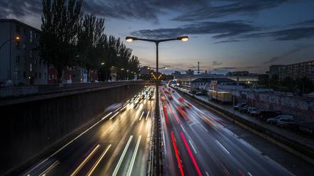 Hier der Verkehr: Die Berliner Stadtautobahn A100 nahe der Ausfahrt Schmargendorf.