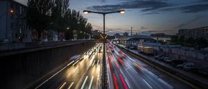 Hier der Verkehr: Die Berliner Stadtautobahn A100 nahe der Ausfahrt Schmargendorf.