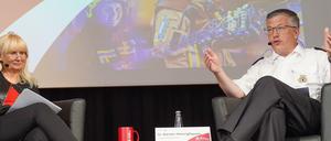 Landesbranddirektor Karsten Homrighausen (rechts) mit Berlins Innensenatorin Iris Spranger (SPD) bei der Jahresbilanz.