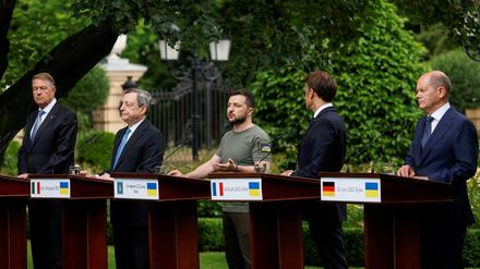 Olaf Scholz steht mit dem ukrainischen Präsidenten und europäischen Amstskollegen bei einer Pressekonferenz.