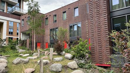 De Groene Kaap des Rotterdamer Architekturbüros Massa, das Koos Kok gegründet hat. Die Dachgartenlandschaft, die scheinbar ebenerdig liegt, hat das Büro LOLA geschaffen. Aber unter den Gärten befinden sich drei Stockwerke Parkhaus.