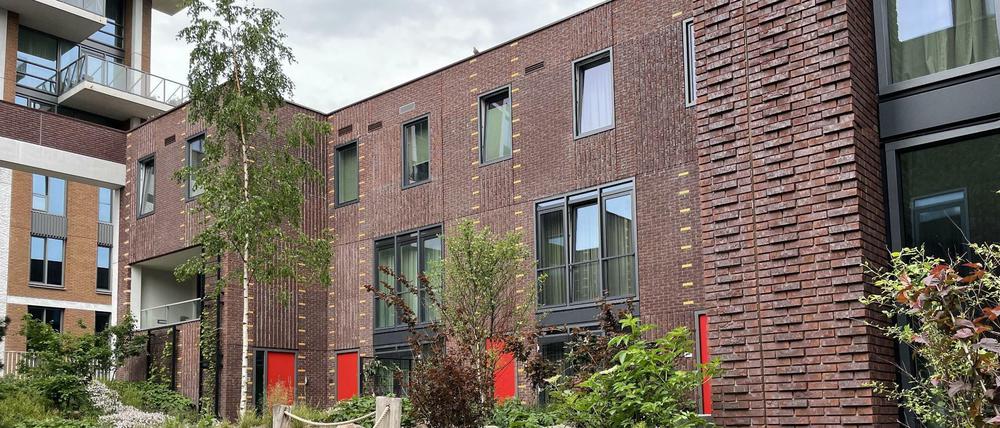 De Groene Kaap des Rotterdamer Architekturbüros Massa, das Koos Kok gegründet hat. Die Dachgartenlandschaft, die scheinbar ebenerdig liegt, hat das Büro LOLA geschaffen. Aber unter den Gärten befinden sich drei Stockwerke Parkhaus.