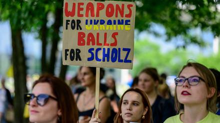 „Waffen für die Ukraine“ und „Eier für Scholz“: Pro-Ukraine-Demonstration in Berlin