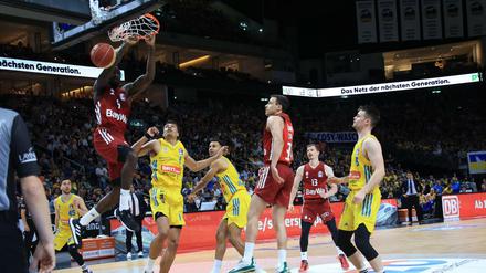 Meist nur Zuschauer. Albas Spieler kamen wie hier beim Dunk von Othello Hunter oft zu spät.