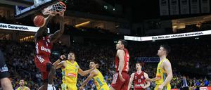 Meist nur Zuschauer. Albas Spieler kamen wie hier beim Dunk von Othello Hunter oft zu spät.