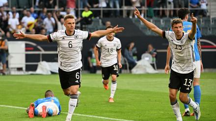 Dauerjubel. Joshua Kimmich und Thomas Müller bejubeln das erste der zahlreichen deutschen Tore. 