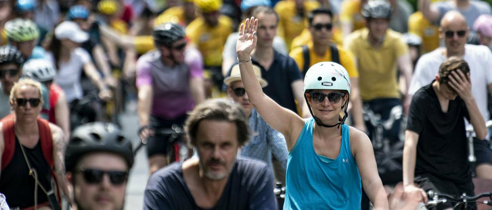 Teilnehmer der ADFC-Sternfahrt fahren über die für Autos gesperrte Autobahn-Teilstrecke Avus der A115.