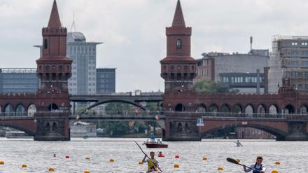 Wie schon 2019 treten die Kanuten auf der City-Spree vor der Oberbaumbrücke an.