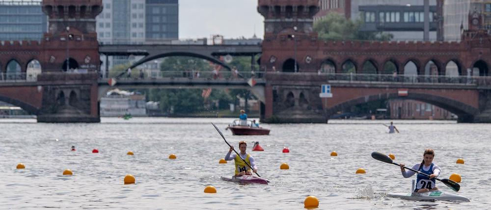Wie schon 2019 treten die Kanuten auf der City-Spree vor der Oberbaumbrücke an.