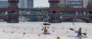Wie schon 2019 treten die Kanuten auf der City-Spree vor der Oberbaumbrücke an.