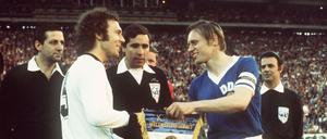 Sein großer Auftritt. Wimpeltausch der Kapitäne Bransch (rechts) und Franz Beckenbauer am 22. Juni.1974 im Hamburger Volksparkstadion. 
