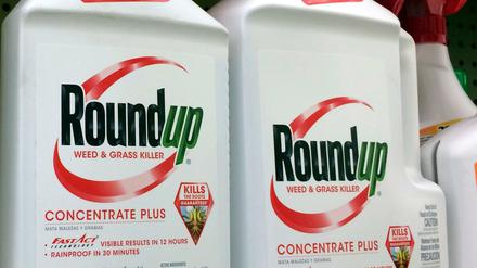 Umstrittener Unkrautvernichter: Roundup enthält in den USA Glyphosat. In Deutschland dürfen Privatleute Glyphosat schon seit dem vergangenen Jahr nicht mehr benutzen.