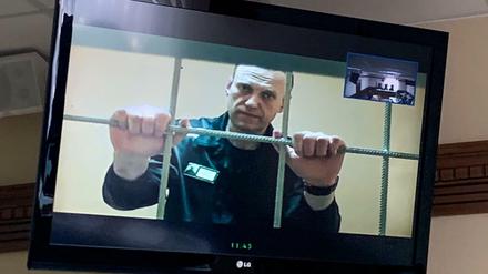 Alexej Nawalny wird bei einem Gerichtsprozess am 07.06.2022 via Videoübertragung dazugeschaltet.