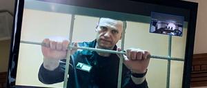 Alexej Nawalny wird bei einem Gerichtsprozess am 07.06.2022 via Videoübertragung dazugeschaltet.