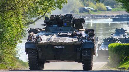 „Marder“-Schützenpanzer bei einer Truppenübung. 