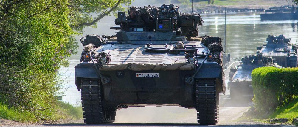 „Marder“-Schützenpanzer bei einer Truppenübung.