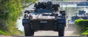 „Marder“-Schützenpanzer bei einer Truppenübung. 