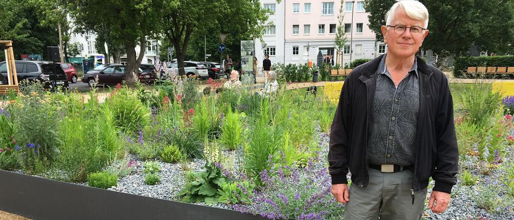 Carsten Meyer im neu gestalteten Gedenkgarten für Peter Josef Lenné und Gustav Meyer.