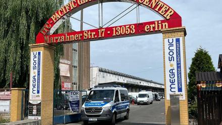 Rund 300 Beamte von Polizei, Hauptzollamt, Steuerfahndung sowie Bezirks- und Ordnungsamt rückten an.
