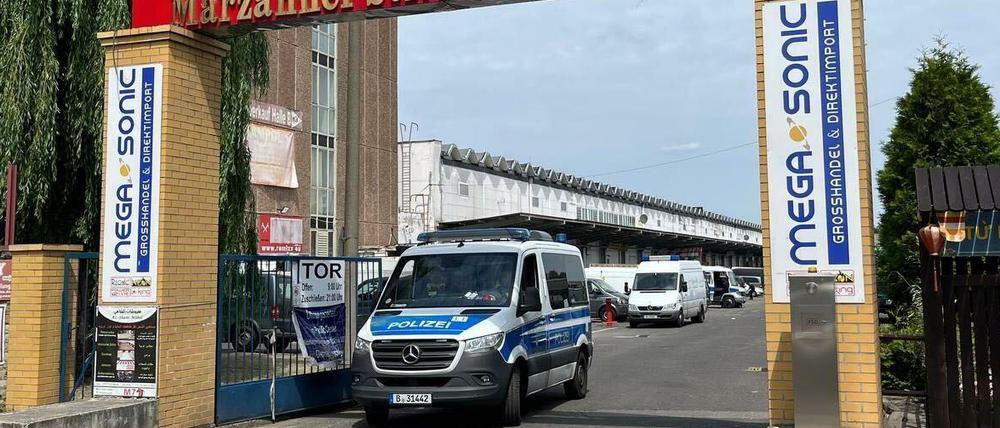 Rund 300 Beamte von Polizei, Hauptzollamt, Steuerfahndung sowie Bezirks- und Ordnungsamt rückten an.